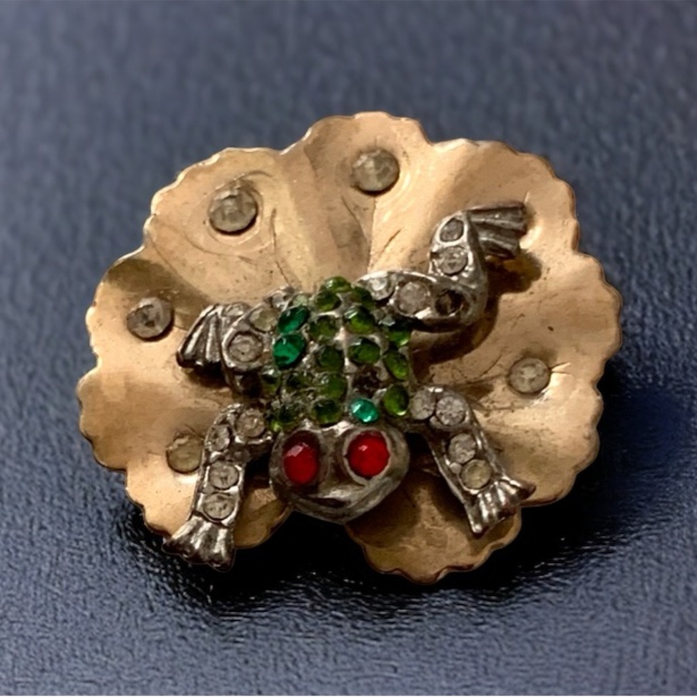 Vintage Frog on a Lily Pad Brooch.